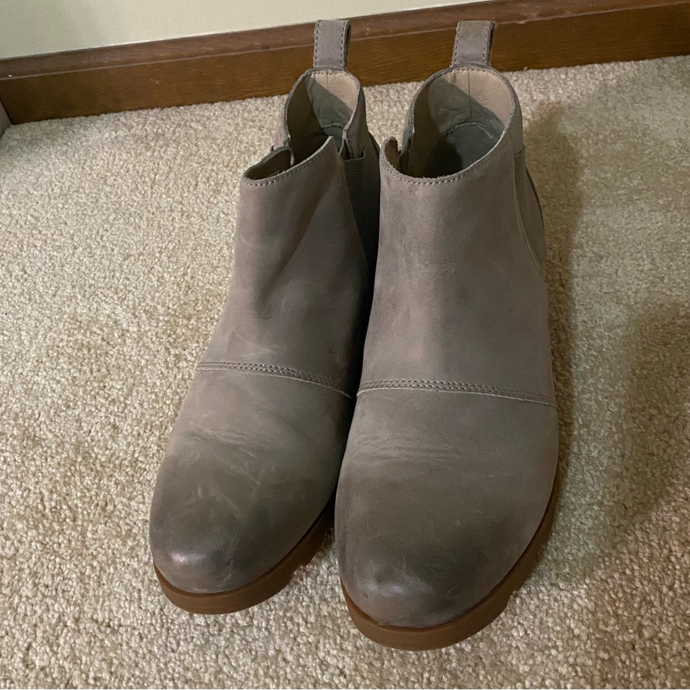Sorel women’s Chelsea boot in taupe. Size 11